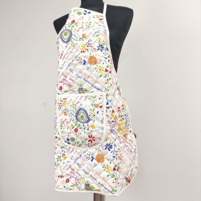 Avental acolchoado colorido com padrão floral e texto