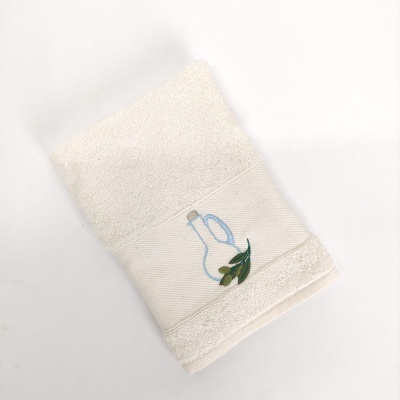 Toalha branca de algodão com bordado de jarro azul e ramos verdes