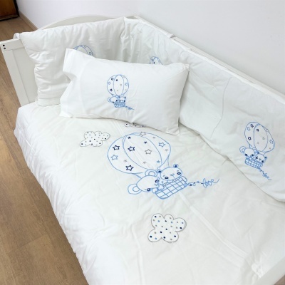 Roupa de cama infantil branca com desenhos azuis de balões e ursos