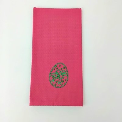 toalha vermelha com ovo de Páscoa verde estampado