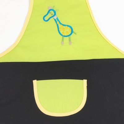 Avental de criança verde e preto com bordado de girafa