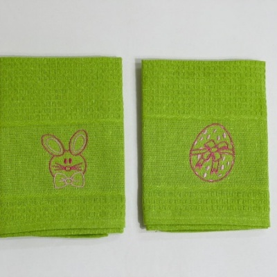 Duas toalhas de mão verdes com bordados de coelho e ovo