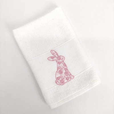 Toalha branca com bordado de coelho cor-de-rosa