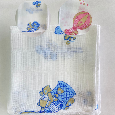 Fralda branca com padrão de ursinhos e balões coloridos