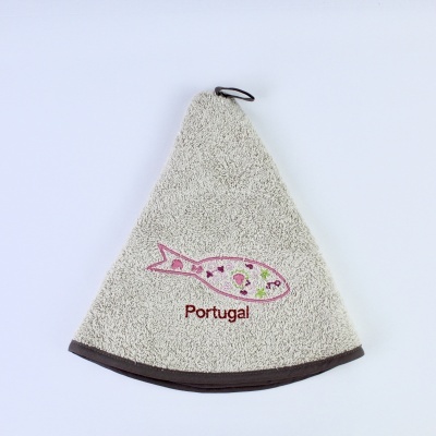 Pano de cozinha triangular cinza claro com bordado colorido e texto 'Portugal'