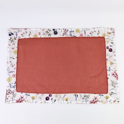 Toalhete retangular terracota com borda floral branca