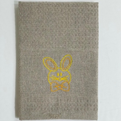 Toalha cinza claro com bordado amarelo de coelho e padrão quadriculado