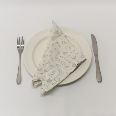 talheres, prato branco e guardanapo com padrão de animais