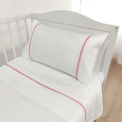 Lençóis e fronha para berço branco com risca cor-de-rosa