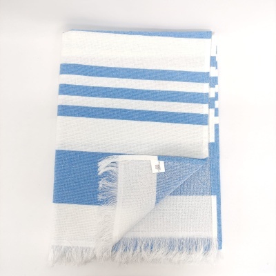 Manta azul e branca com riscas e franjas