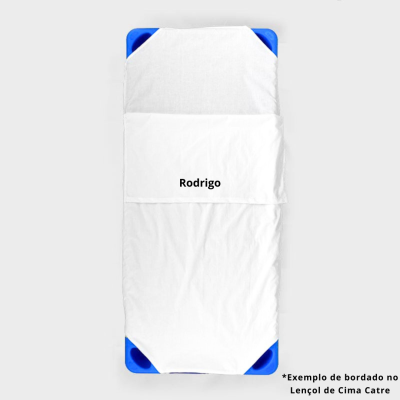 Lençol branco com nome bordado 'Rodrigo' sobre colchão azul