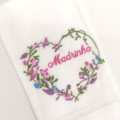 Pano branco com bordado de coração floral e palavra Madrinha