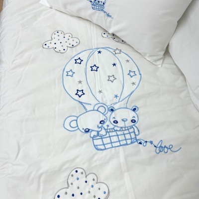 Roupa de cama branca com bordados de balão de ar quente, ursos e nuvens em azul e cinzento