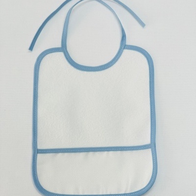 Babete branco com borda azul clara e fita para atar ao pescoço