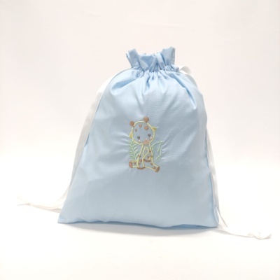 Saco azul claro com cordões e bordado de girafa