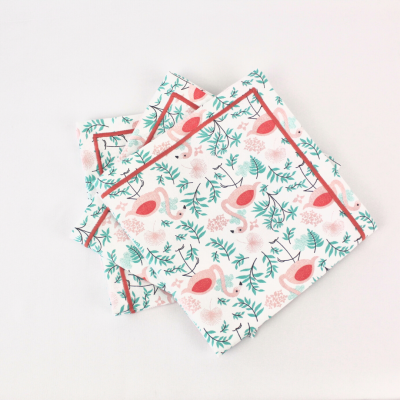 Guardanapos de tecido com padrão de flamingos cor-de-rosa e folhas verdes