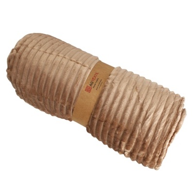 Manta castanho claro texturizada enrolada com etiqueta de papel