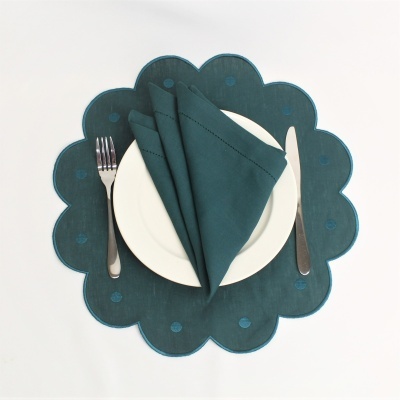 Conjunto de jantar com toalhete verde escuro, prato branco, guardanapo e talheres