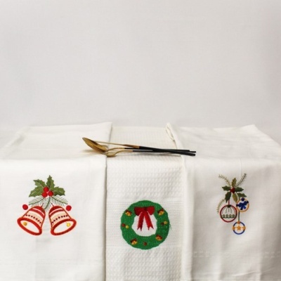 Três toalhas brancas de Natal bordadas com sinos, coroa e bolas coloridas