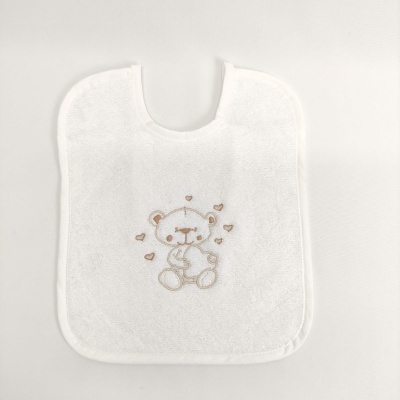 Babete branco com bordado de ursinho bege e corações
