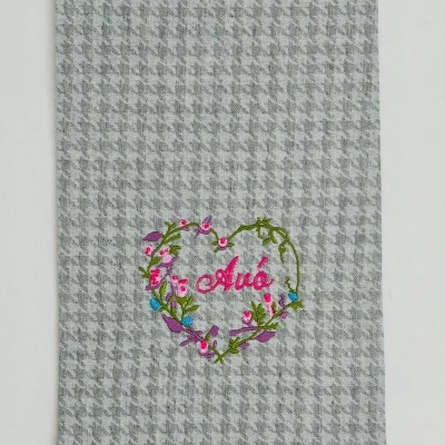Toalha cinzenta com padrão pied-de-poule e bordado de coração com palavra 'Avó'