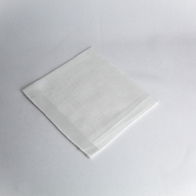 Guardanapo quadrado de tecido branco com bordas com padrão de linhas