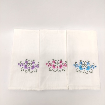 Três panos de cozinha brancos com bordado floral colorido