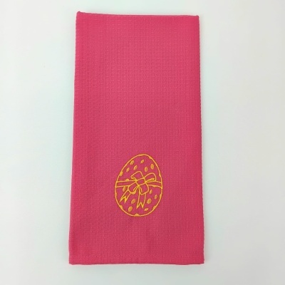 Toalha rosa com bordado dourado de ovo com laço