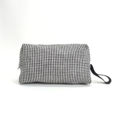 Necessaire xadrez preto e branco com alça preta lateral