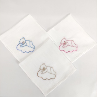 Três panos de boca brancos com bordados de ursinho a dormir em nuvem em três cores.