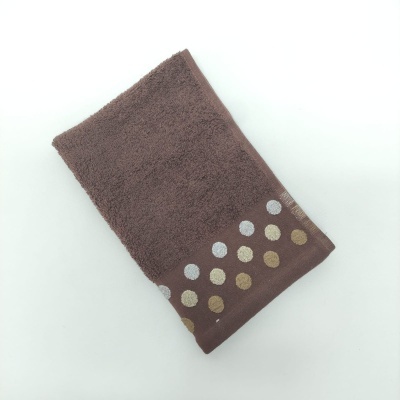 Toalha de banho castanha com padrão de bolinhas