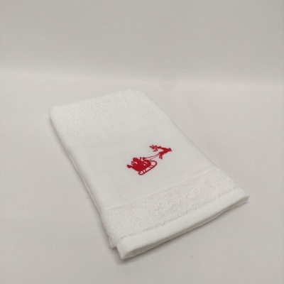 Toalha branca com bordado vermelho de trenó do Pai Natal e renas