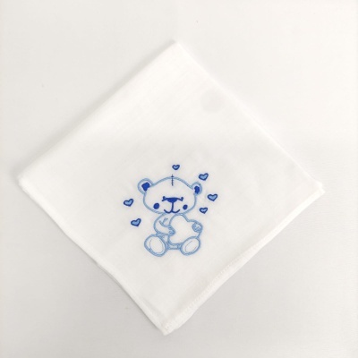 Lenço branco com bordado azul de ursinho e corações