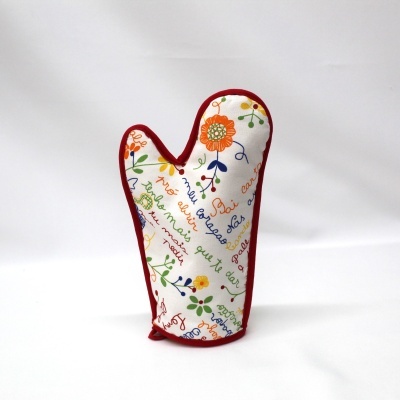 Luva de forno florida em tecido branco com borda vermelha