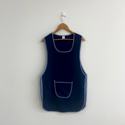 Colete azul escuro com bainha branca pattern ziguezague e bolso frontal pendurado