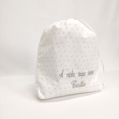 Saco tecido branco com texto bordado e cordão de fecho
