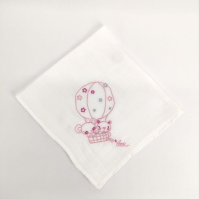 Pano branco com bordado de dois ratinhos num balão de ar quente