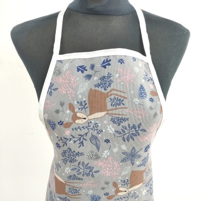 Avental de cozinha cinzento com padrão de veados e folhas coloridas