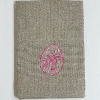 Toalha de cozinha bege com bordado de ovo da Páscoa cor-de-rosa