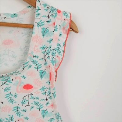 Vestido infantil com padrão de flamingos e folhas em tecido branco