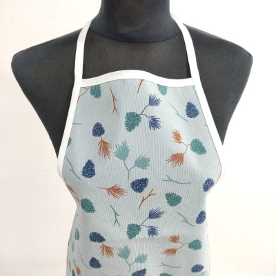 Avental cinzento claro com padrão de folhas coloridas em manequim preto