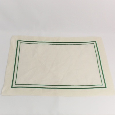 Tapete retangular bege com bordas verdes