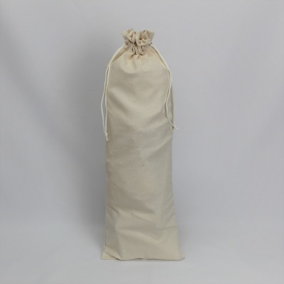 Saco de tecido cru com cordão, vertical, sobre superfície cinza
