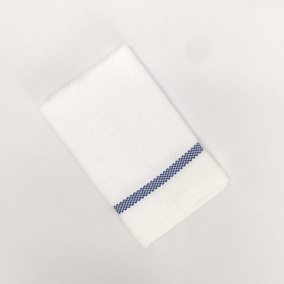 Toalha branca com faixa azul quadriculada