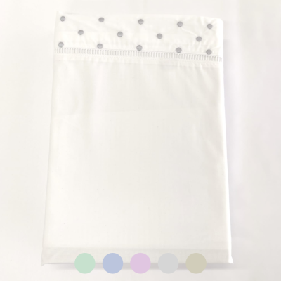 Toalha branca com barra decorativa de bolinhas cinzentas
