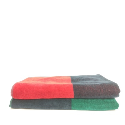 Toalhas coloridas dobradas em duas cores sobre fundo branco