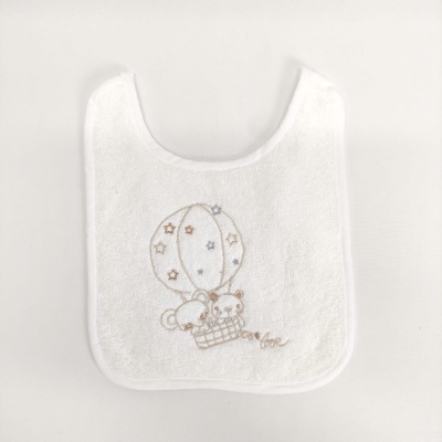 Babete branco com bordado de ursinhos e balões