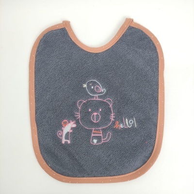 Babete de bebé cinzento com borda castanha e desenhos de animais amarelos e rosa