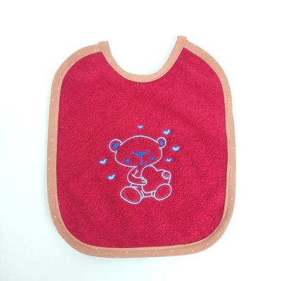 Babete vermelho vinho com ursinho bordado azul e corações, com ribete bege salpicado de branco