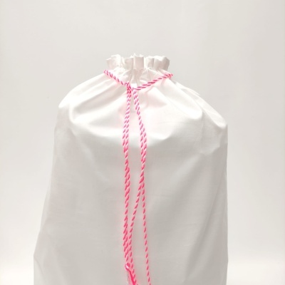 Saco branco de tecido com cordão de fecho rosa e branco